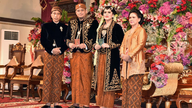 Jokowi, Bobby, Kahiyang, Iriana (Foto: Agus Suparto - Presidential Palace)