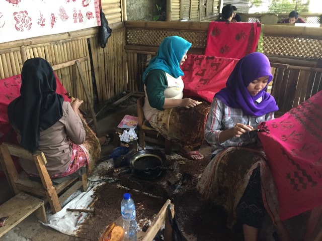Belajar Pembuatan Batik Betawi di Setu Babakan