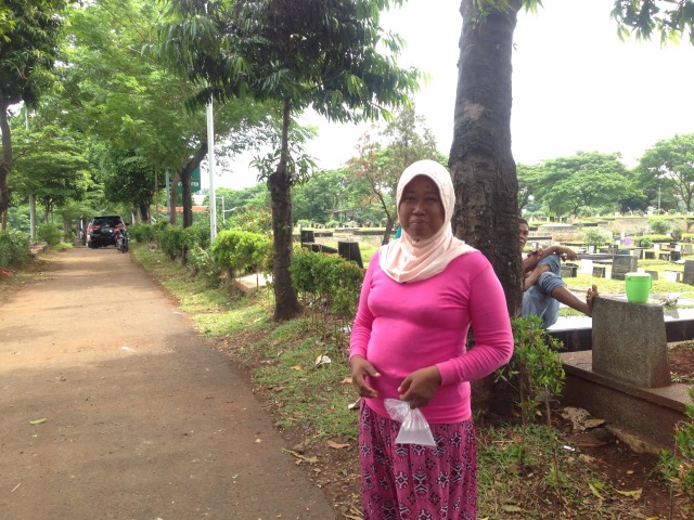 Pembersih Makam TPU Joglo: Lahan Penuh, Tulang Manusia 'Berserakan'