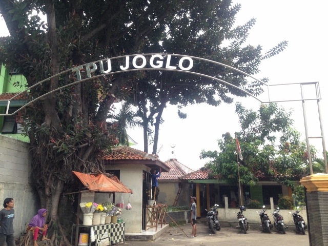 Pembersih Makam TPU Joglo: Lahan Penuh, Tulang Manusia 'Berserakan' (1)