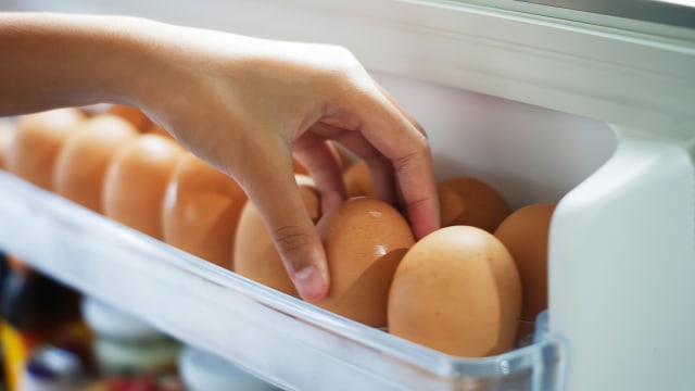 Telur di dalam kulkas. Foto: Thinkstock