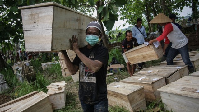 Makam dibongkar untuk pembangunan Bandara NYIA (Foto: Antara/Hendra Nurdiyansyah)