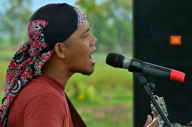 SERBUK SILANG SENIMAN DI UPACARA KEBO KETAN  (1)