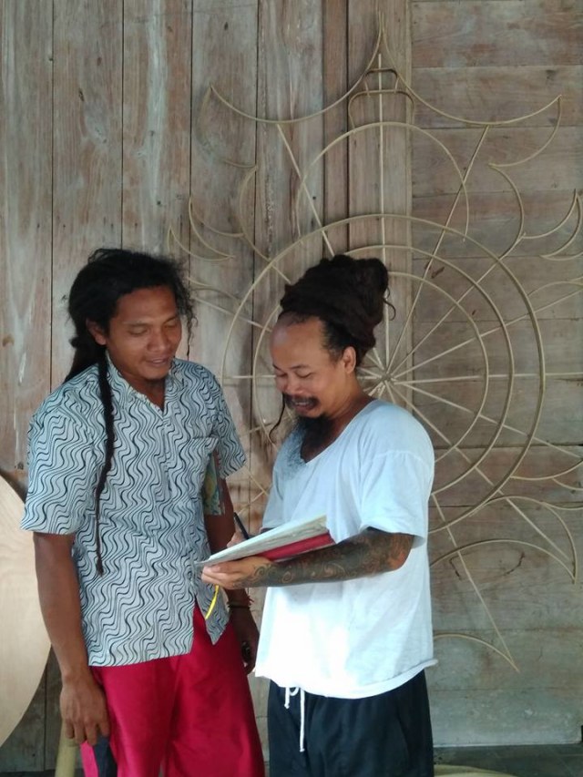 SERBUK SILANG SENIMAN DI UPACARA KEBO KETAN  (2)