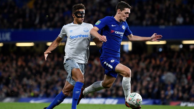 Christensen berebut bola dengan Calvert-Lewin. (Foto: REUTERS/Dylan Martinez)