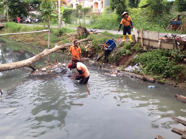 Biar Hemat, Warga Ini Rela Cuci Baju di Kali Maja yang Kotor dan Bau (1)