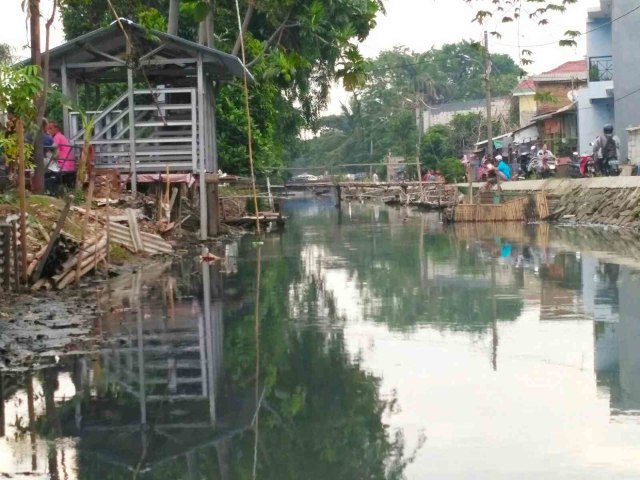 Mencuci Pakaian di Kali Kotor karena Tak Sanggup Beli Air PAM