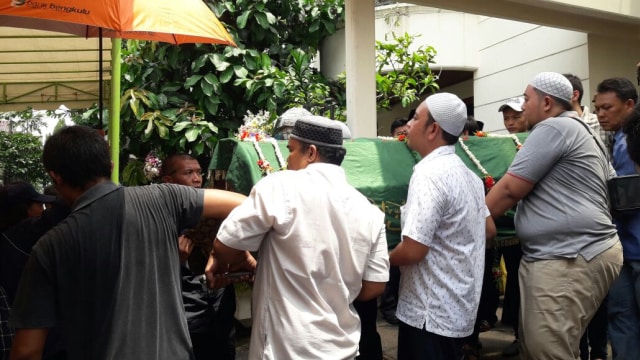 Jenazah dokter Letty akan disalatkan. (Foto: Fadjar Hadi/kumparan)