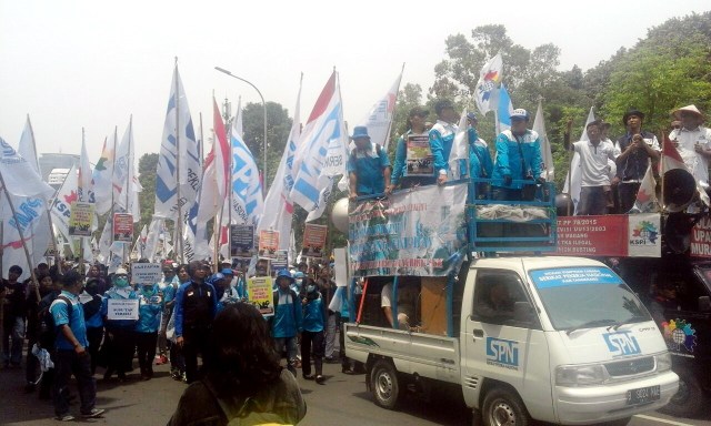 Demo buruh di depan Balai Kota. (Foto: Andreas Ricky Febrian/kumparan)