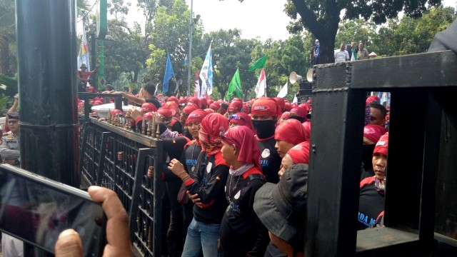 Massa demo buka pagar Balai Kota (Foto: Diah Harni/kumparan)