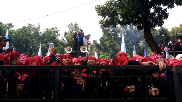 Massa demo di depan Balai Kota (Foto: Andreas Ricky/kumparan)