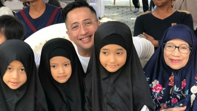 Irfan Hakim dan keluarganya (Foto: Instagram @irfanhakim75)