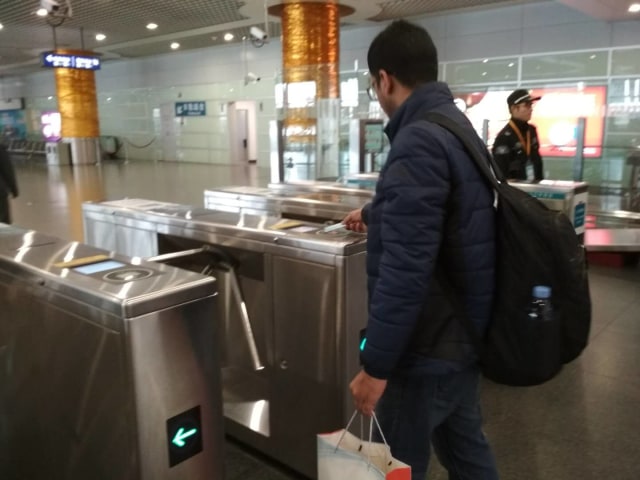 Naik Kereta Magnet di Shanghai, Jarak 30 Km Cuma 8 Menit (6)