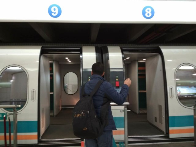 Naik Kereta Magnet di Shanghai, Jarak 30 Km Cuma 8 Menit (3)