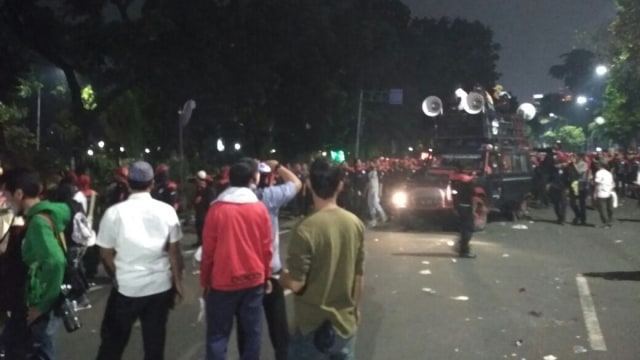Massa buruh bergerak ke Balai Kota (Foto: Soezono Eben/kumparan)
