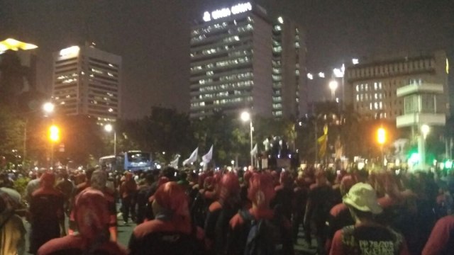 Massa buruh bertahan di depan Balai Kota (Foto: Dok. Soezono Eben)
