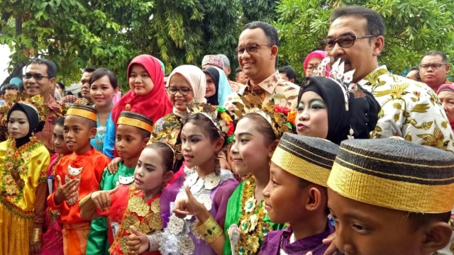 Anies dan istri berfoto bersama murid SD  (Foto: Nadia Riso/kumparan)