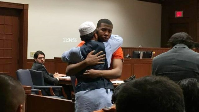 Sombat Jitmoud memeluk Reyfold (Foto: Facebook/Abdul-Munim Sombat Jitmoud)