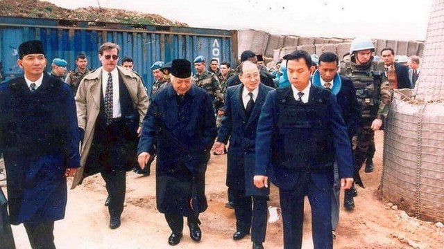 Paspampres mengawal Presiden Soeharto (Foto: Dok. TNI AD )