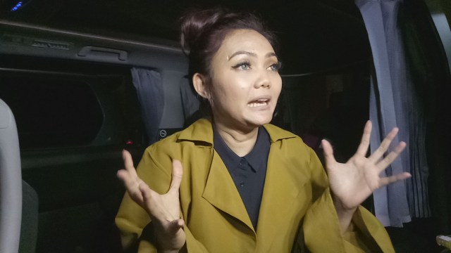 Rina Nose dengan model rambut dicepol dengan warna kemerahan Foto: caroline pramantie/kumparan