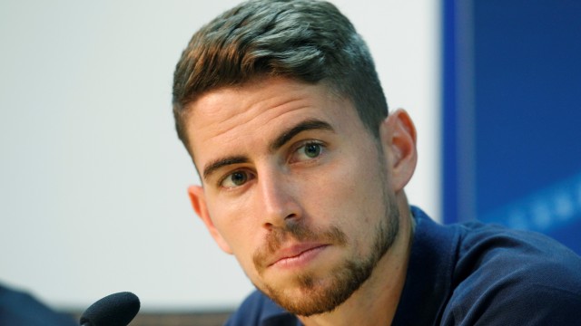 Jorginho akan diandalkan Ventura. (Foto: AFP/Carlo Hermann)