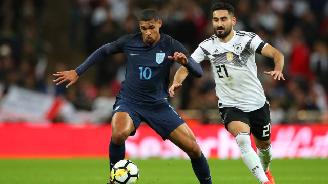 Loftus-Cheek dibayangi Emre Can. (Foto: Reuters/Hannah McKay)