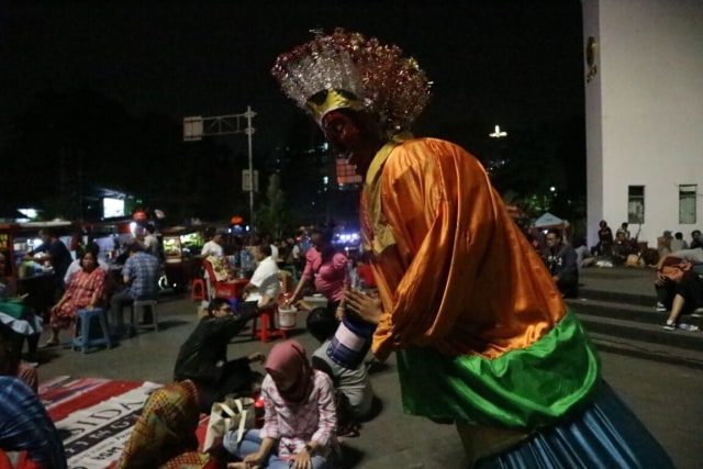 Dilema Seni dan Ekonomi: Sebuah Perjalanan Ondel-Ondel Menembus Lorong Waktu Jakarta