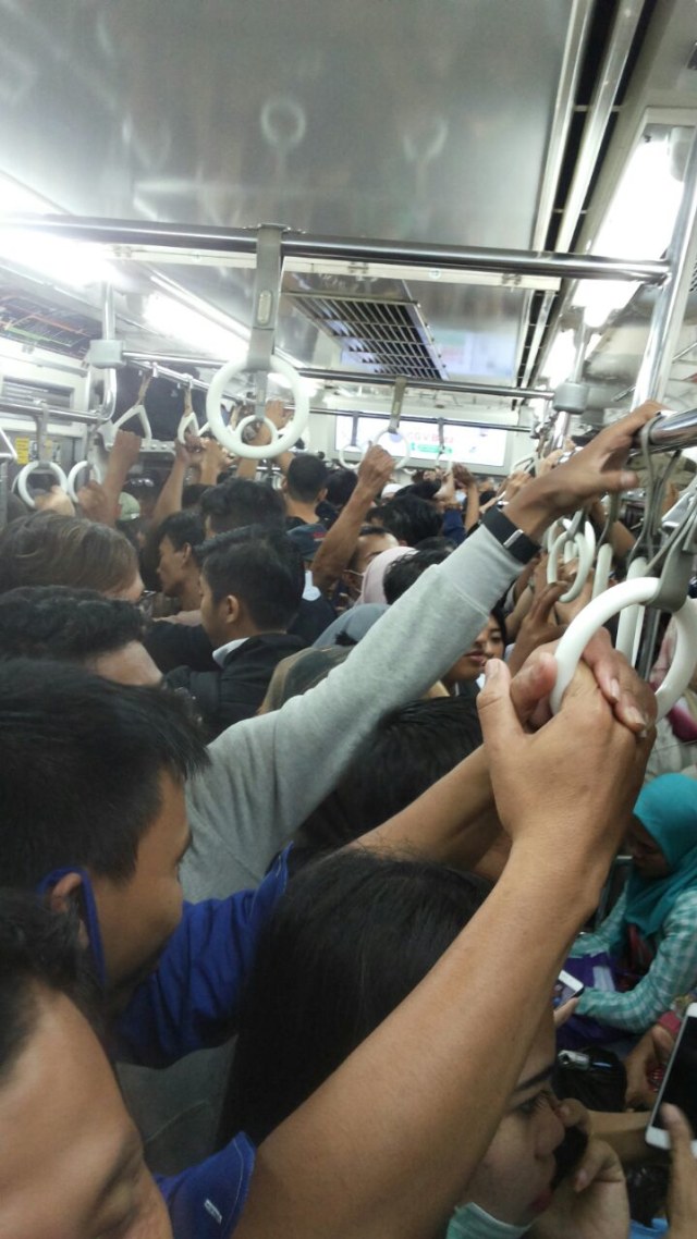 Bagian dalam gerbong KRL di Stasiun T Abang (Foto: Ratna K/pembaca kumparan)