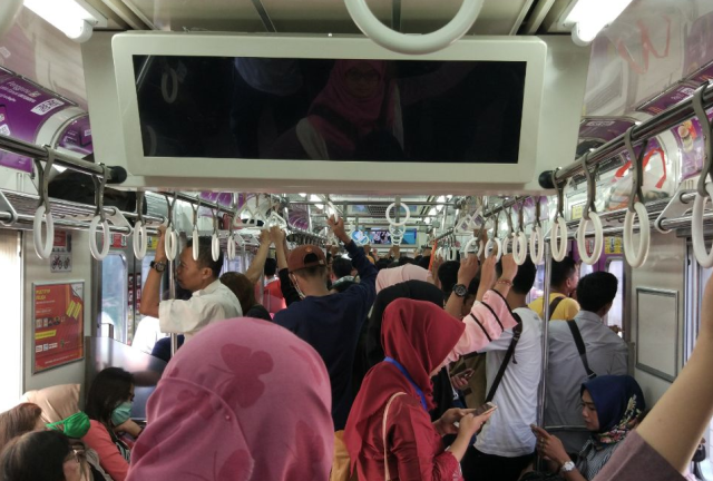 Drama Commuter Line Warga Jabodetabek
