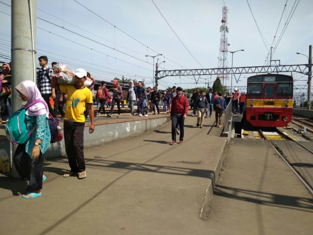 Drama Commuter Line Warga Jabodetabek (2)