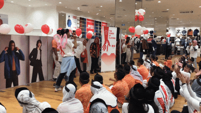 Pembukaan Uniqlo bersama siswa SLB 06 Jakbar (Foto: Stephanie Elia/kumparan)
