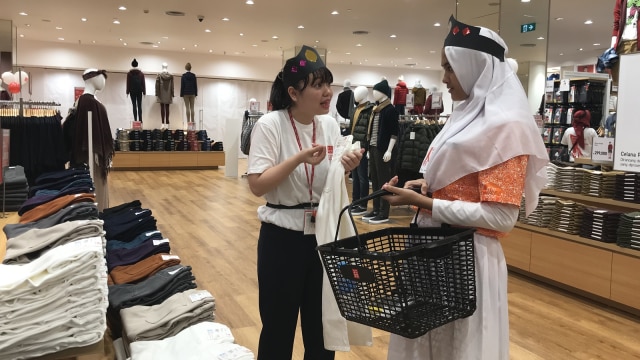 Siswa SLB 06 Jakbar diberi voucher belanja Uniqlo. (Foto: Stephanie Elia/kumparan)
