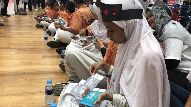 Siswa SLB 06 Jakbar diberi voucher belanja Uniqlo. (Foto: Stephanie Elia/kumparan)