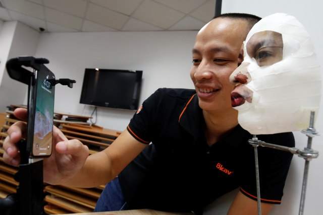 Peneliti Vietnam Buat Topeng yang Kelabui Face ID di iPhone X
