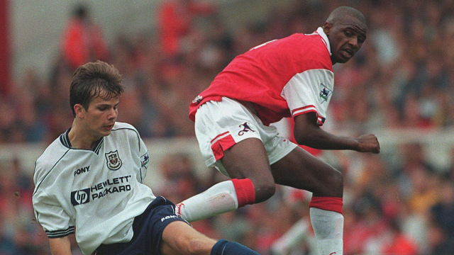Vieira (kanan) di North London Derby. (Foto: AFP/Paul Vicente)