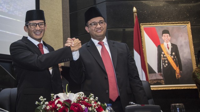 Anies dan Sandi di rapat paripurna DPRD (Foto: Antara/Aprillio Akbar)