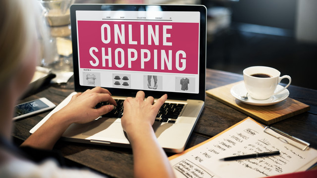 Ilustrasi wanita berbelanja online. (Foto: Thinkstock)