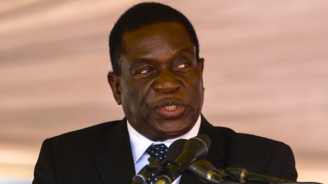 Emmerson Mnangagwa (Foto: JEKESAI NJIKIZANA/AFP)