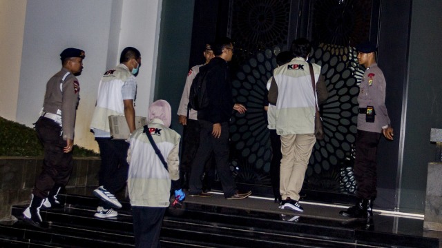 KPK jemput paksa Setya Novanto (15/11) (Foto: Antara/Galih Pradipta)