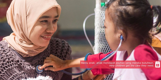 Suster Rina bersama pasiennya (Foto: rachel-house.org)