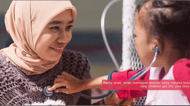 Suster Rina Wahyuni bersama pasien ciliknya (Foto: rachel-house.org)