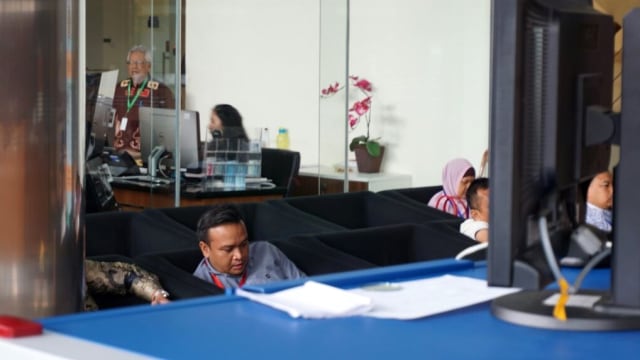 Keponakan Setnov, Irvanto Hendra, di KPK (Foto: Wahyuni Sahara/kumparan)