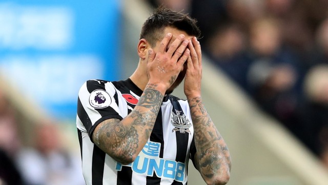 Ekspresi Joselu saat dikalahkan Bournemuth. (Foto: Reuters/Scott Heppell)