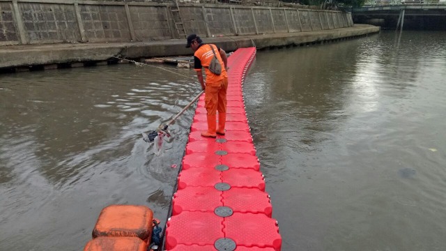 Pasukan oranye membersihkan Kali Ciliwung (Foto: Nabilla Fatiara/kumparan)