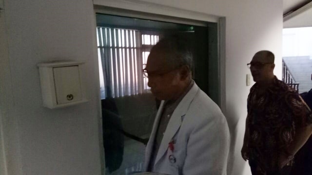 Dokter dari KPK (batik) dan dokter RS (putih) (Foto: Adim Mugni M/kumparan)