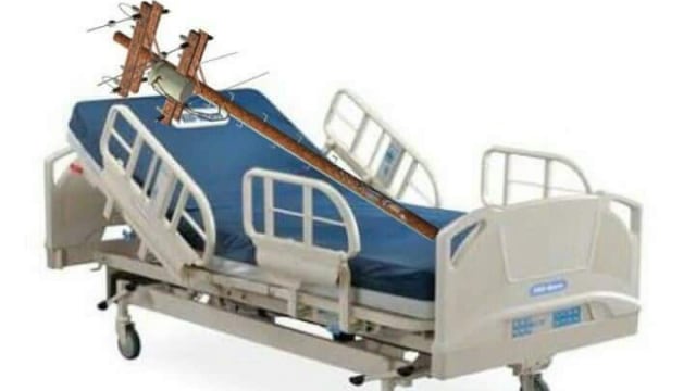 Meme tiang listrik (Foto: Twitter/@MuhamadHusni)