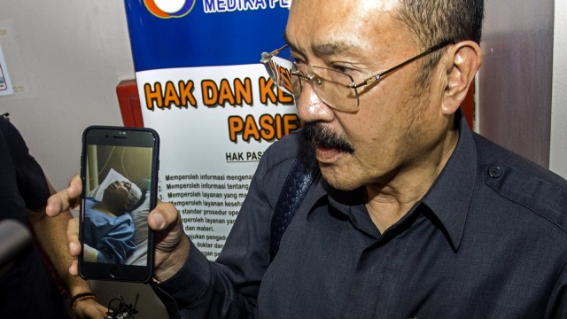 Fredrich Yunandi menunjukkan foto Setnov (Foto: Antara/Galih Pradipta)