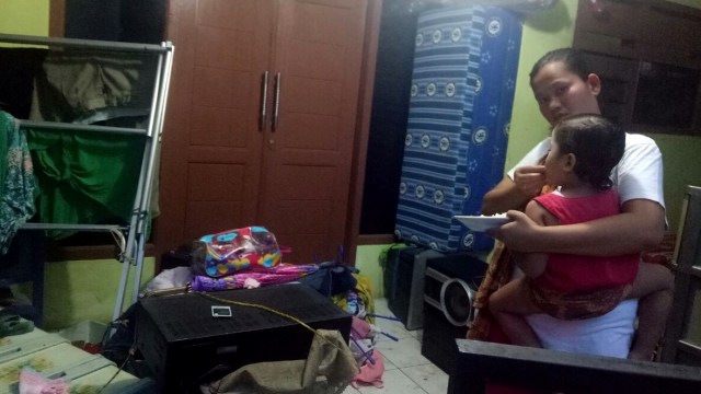 Warga dibelakang pabrik tiner yang mengungsi (Foto: Adhim mugni/kumparan)