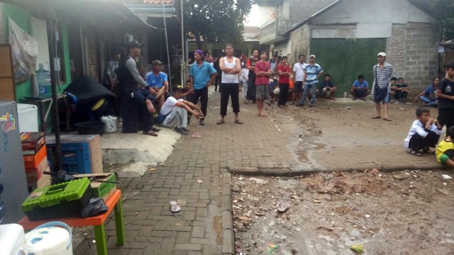 Warga dibelakang pabrik tiner yang mengungsi (Foto: Adhim mugni/kumparan)