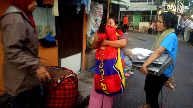 Warga dibelakang pabrik tiner yang mengungsi (Foto: Adhim mugni/kumparan)